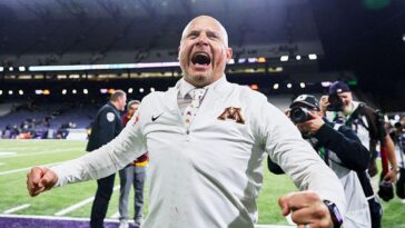 minnesota-coach-pj-fleck-wipes-player’s-blood-all-over-his-face-after-gophers-win-over-washington