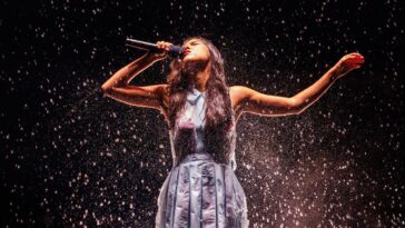 olivia-rodrigo-makes-jaw-dropping-tour-debut-with-incredible-disappearing-dress-performance