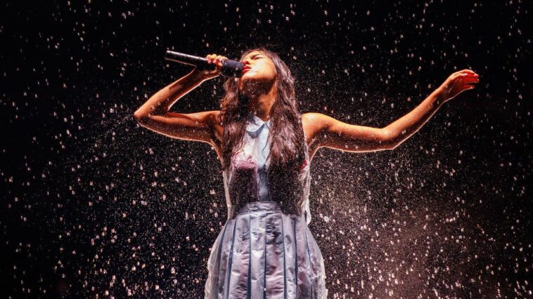 olivia-rodrigo-makes-jaw-dropping-tour-debut-with-incredible-disappearing-dress-performance