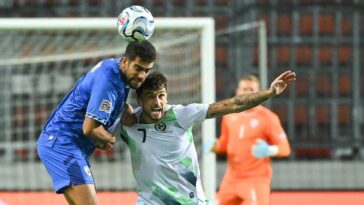 irish-soccer-players-wear-black-armbands,-refuse-to-shake-hands-ahead-of-contentious-match-vs-israel
