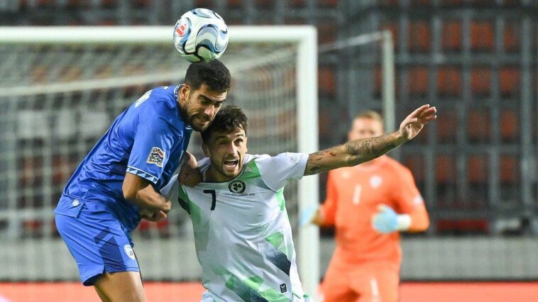 irish-soccer-players-wear-black-armbands,-refuse-to-shake-hands-ahead-of-contentious-match-vs-israel