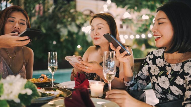 restaurants-lock-up-customers’-phones-as-devices-become-the-‘new-cigarettes’