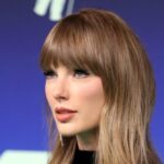 watch:-taylor-swift-dedicates-mtv-video-of-the-year-award-to-dolly-parton