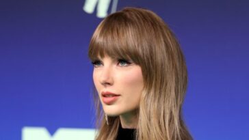 watch:-taylor-swift-dedicates-mtv-video-of-the-year-award-to-dolly-parton
