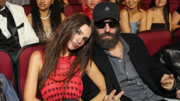 emily-ratajkowski-slips-subtle-nod-to-boyfriend-romain-gavras-into-daring-vmas-look