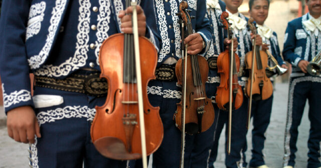 watch:-mariachi-band-performs-national-anthem-before-monday-night-football-as-part-of-latino-heritage-month
