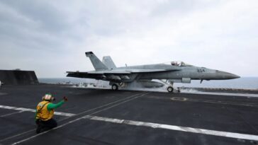2-us-navy-aviators-eject-while-landing-plane-on-carrier-off-virginia,-4-sailors-injured