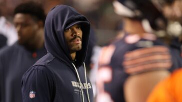 bears-qb-caleb-williams-accused-of-‘disrespecting-the-flag’-during-national-anthem