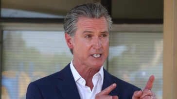 ca-gov.-gavin-newsom-signs-‘no-kings-act,’-making-it-easier-to-sue-ice-agents