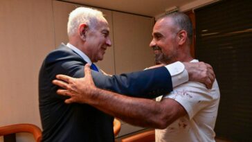 hero-reveals-to-netanyahu-how-he-went-from-choking-terrorist-to-flying-plane