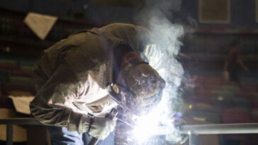 adp:-private-sector-added-90,000-jobs-in-september,-much-more-than-expected