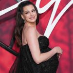 anne-hathaway-takes-charge-at-the-‘verity’-red-carpet-in-viral-moment