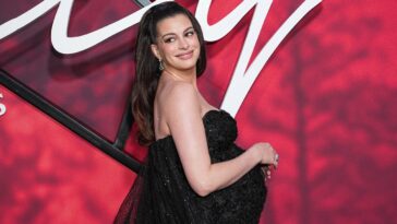 anne-hathaway-takes-charge-at-the-‘verity’-red-carpet-in-viral-moment