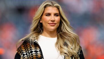 nfl-sideline-reporter-melanie-collins-does-it-again,-sydney-sweeney-to-the-moon-&-tomlin’s-minecraft-reveal