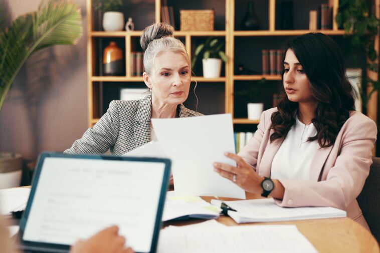 high-ranking-women-lawyers-make-16%-more-than-their-male-counterparts:-study