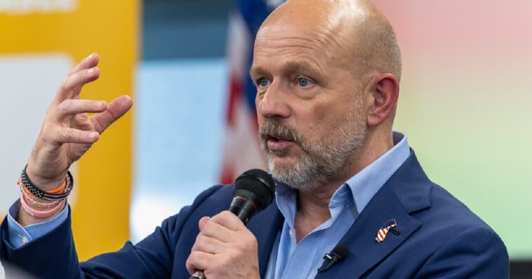 republican-steve-hilton-corners-biden-hhs-head-becerra-on-missing-migrant-children-in-california-gubernatorial-debate