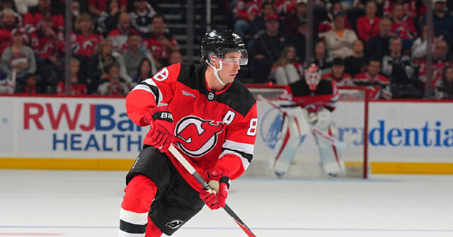 watch:-devils’-jack-hughes-not-a-fan-of-reporter’s-‘weird-joke’