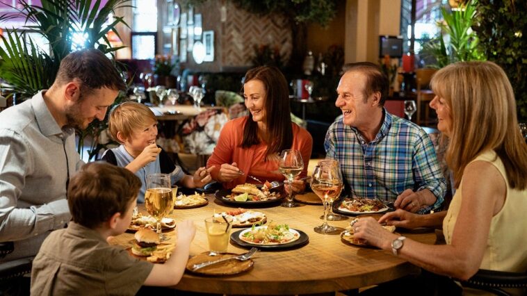 dining-with-someone-you-love-may-help-the-body-in-surprising-ways,-new-research-suggests