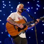 country-star-taunts-robert-kraft-on-his-own-turf-after-antisemitic-macklemore-drama