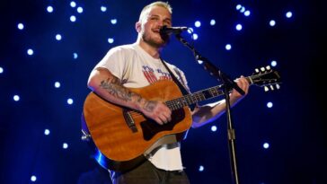 country-star-taunts-robert-kraft-on-his-own-turf-after-antisemitic-macklemore-drama