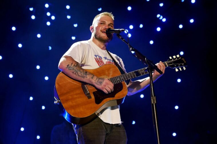 country-star-taunts-robert-kraft-on-his-own-turf-after-antisemitic-macklemore-drama