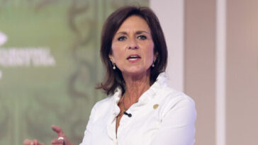 texas-state-sen-angela-paxton-voting-for-estranged-husband-ken-paxton:-backing-‘whole-team’