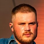 zach-bryan-wears-‘free-palestine-…-appeal-to-heaven’-shirt-during-concert-at-robert-kraft’s-gillette-stadium