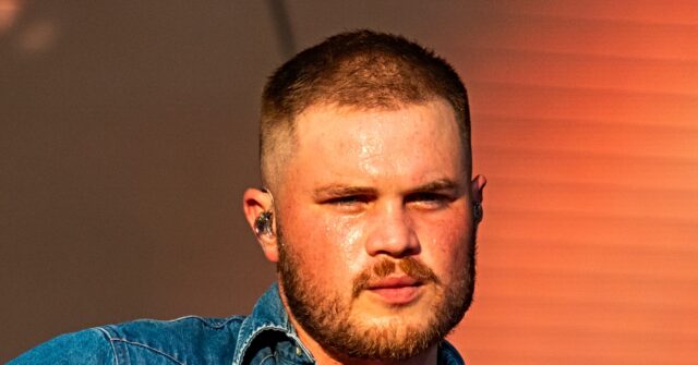 zach-bryan-wears-‘free-palestine-…-appeal-to-heaven’-shirt-during-concert-at-robert-kraft’s-gillette-stadium