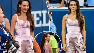 jordon-hudson-rocks-pink-‘mean-girls’-two-piece-on-unc-sideline-during-loss-to-notre-dame