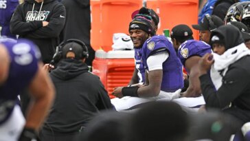 lamar-jackson-leaves-game-with-injured-ankle-and-what-happened-next-shows-no-one-fears-the-tennessee-titans