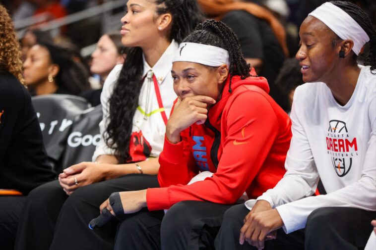 allisha-gray-injures-fingers-vs.-liberty-as-dream-await-her-playoff-status