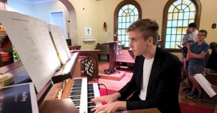 watch:-famous-european-organist-blown-away-when-tiny-georgia-church-attendees-begin-belting-out-lyrics