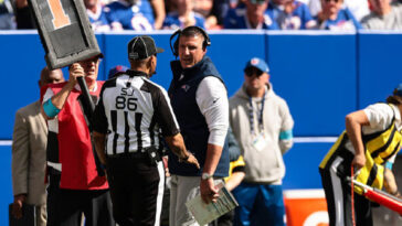 pats-coach-mike-vrabel-calls-referee-‘sensitive’-after-drawing-flag-during-sideline-spat