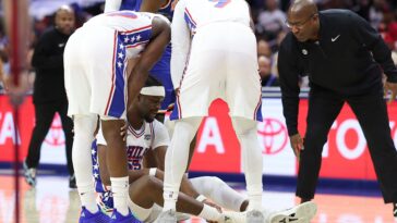 ex-knick-ariel-hukporti-exits-in-scary-79ers-preseason-debut-moment