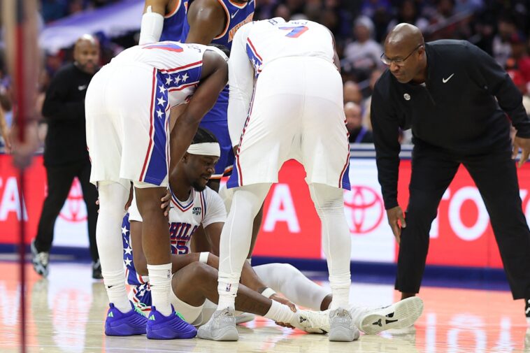 ex-knick-ariel-hukporti-exits-in-scary-79ers-preseason-debut-moment