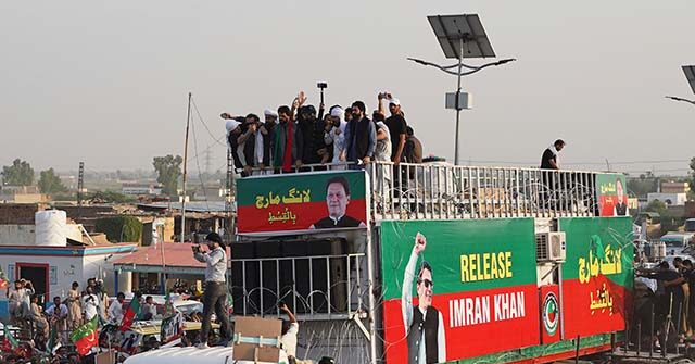 thousands-of-imran-khan-supporters-march-on-pakistan’s-capital