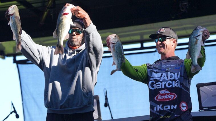 randy-moss,-vikings-coach-kevin-o’connell-bond-over-shared-love-of-fishing-and-football