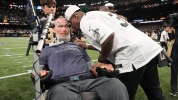 steve-gleason-roasts-peyton-manning-on-‘manningcast’-with-viral-forehead-joke