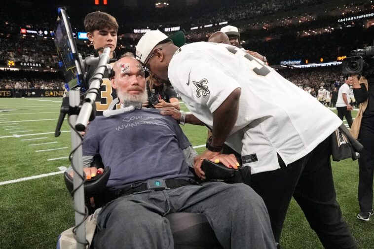 steve-gleason-roasts-peyton-manning-on-‘manningcast’-with-viral-forehead-joke