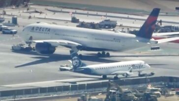 planes-collide-on-lax-runway