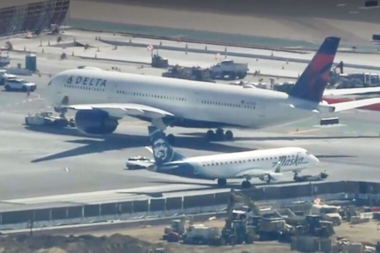 planes-collide-on-lax-runway