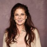 debra-messing-says-cost-of-living,-subway-violence-pushed-her-to-back-trump-endorsed-republican