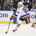 islanders-defenseman-alexander-romanov-exits-loss-with-apparent-injury-in-concerning-twist