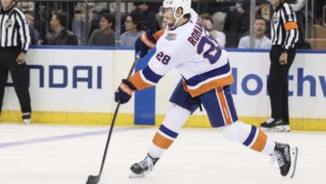 islanders-defenseman-alexander-romanov-exits-loss-with-apparent-injury-in-concerning-twist