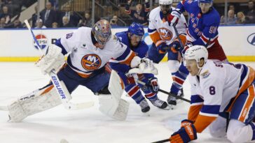 semyon-varlamov-makes-stunning-return-to-islanders-after-676-day-wait:-‘nothing-holds-me-back’