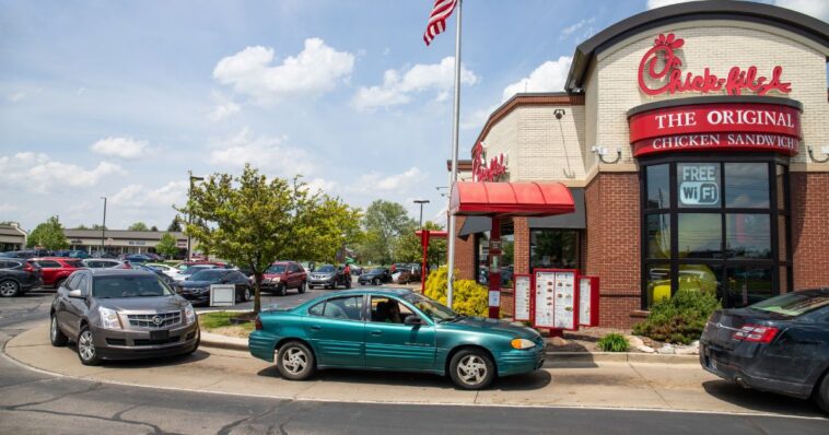 chick-fil-a-rejects-ai-trend-sweeping-fast-food-drive-thrus-in-favor-of-‘human-to-human’-interactions