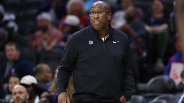 mike-brown-sends-stern-warning-to-knicks-bench-players-after-lackluster-practice