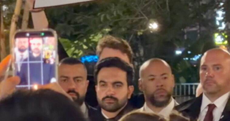 wow!-crazed-anti-israel-protesters-in-nyc-chant-‘traitor’-at-mayor-mamdani-and-he-does-not-look-happy-(video)