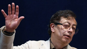marxist-ex-president-gustavo-petro-goes-to-war-with-conservative-successor,-threatening-‘general-strike’