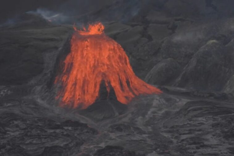 rumbling-volcano-forces-immediate-trail-closures-at-popular-vacation-hot-spot